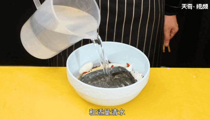 红枣鲫鱼汤做法步骤：6