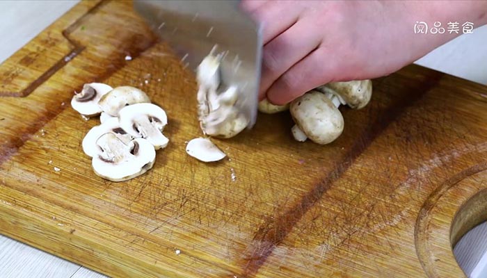 蘑菇香肠炒面做法步骤：2