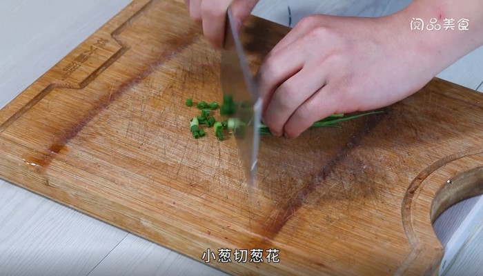 豌豆尖蘑菇豆腐汤做法步骤：2