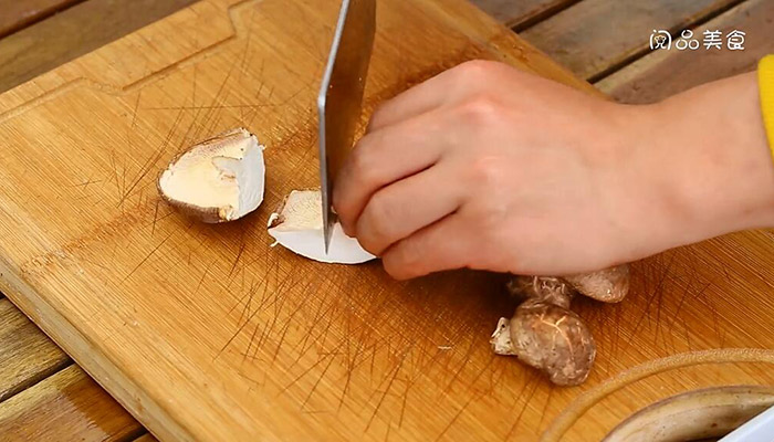香菇粉皮炖鸡做法步骤：3