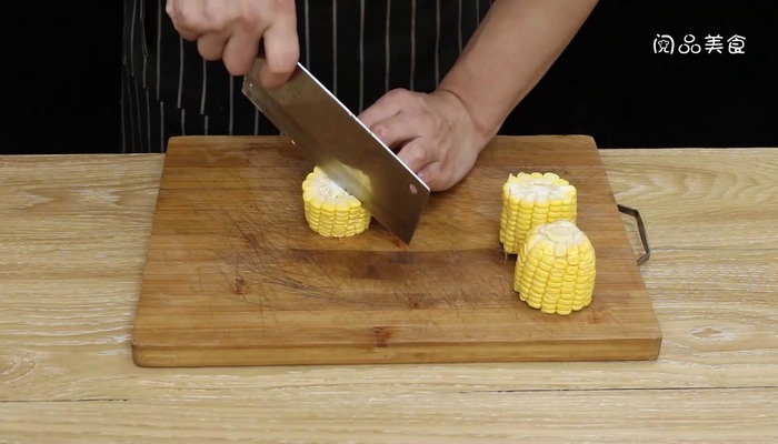 滑菇排骨炖玉米做法步骤：4