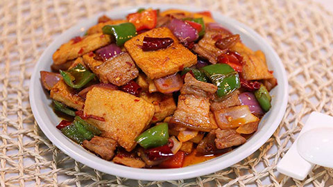 千叶豆腐这样做成干锅，麻辣鲜香，一上桌都抢着吃