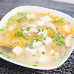 黄花菜香菇豆腐汤